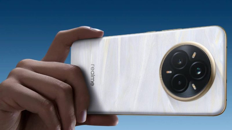 Prise en main du Smartphone GT 8 Pro arborant une finition texturée effet marbre et un grand module photo circulaire.